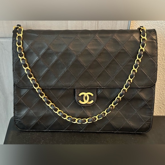 ⭐️RARE CONDITION⭐️ Chanel Medium Classic Flap in Black Quilted Lambskin 24k GHW - Picture 5 of 15